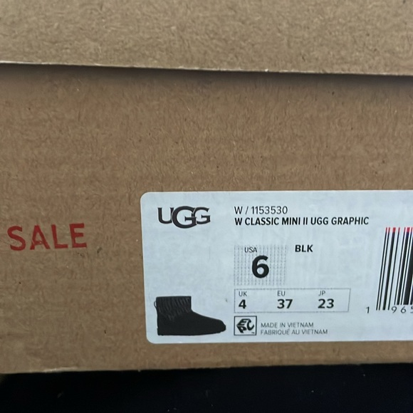 Ugg boots - size 6 new in box - Picture 4 of 4